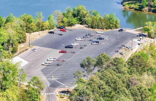 5BR Farmhouse Lake Retreat Pool Hot Tub Theater - Foto 66