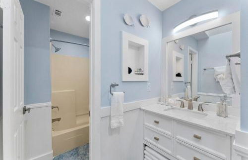 March Sale! Walk to Beach - Large Private Yard - Fire Pit - Dog Friendly - Foto 7