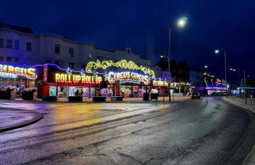 Sunny Beachside Apt with Free Parking - Foto 16