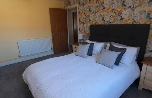 2 Bed House - Sleeps 4 - Pets - Garden - Parking - Photo 8