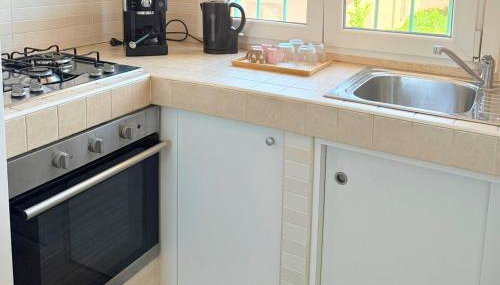 Azure Oasis with parking near the airport & beach - Foto 3