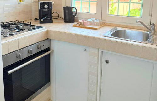 Azure Oasis with parking near the airport & beach - Foto 13