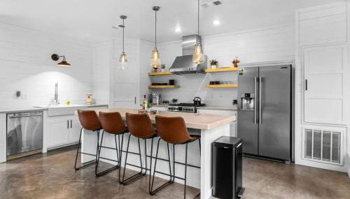 Fall Hideaway - VailsBluff - Romantic Escape - Photo 5, dishwasher, minibar