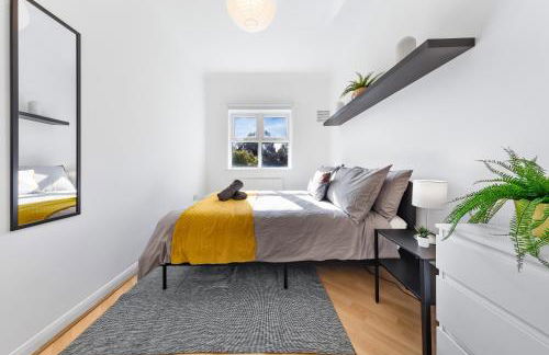 Cozylease 3 Bedroom Canary Wharf Family,Workcation, Fast WiFi, Workspace,1 stop to City - Photo 27