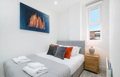 Luxurious 1 Bed Serviced Apartment with Wi-Fi - Photo 77