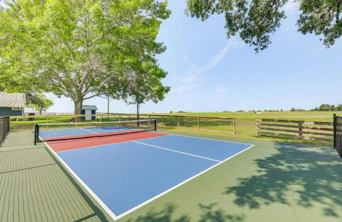 Fire Pit, Pickleball, Pool! Schulenburg Farmhouse - Foto 35
