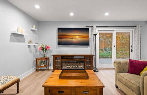 Serene Hilltop Oasis Above the City w Private Pool - Foto 23