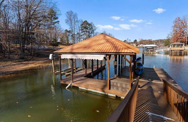 Winding Down by Avantstay Sleeps 20 + Dock, View - Photo 10