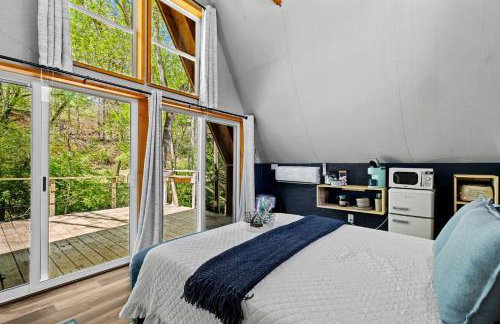 Creekside A-Frame Retreat with Treehouse Views, Hammock Lounge & Indoor-Outdoor Shower in New Port, Tennessee - Foto 8