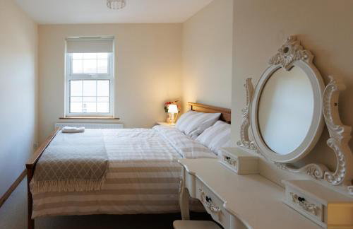 Saintfield Centre - Sleeps 8 - Garage & patio - Foto 29