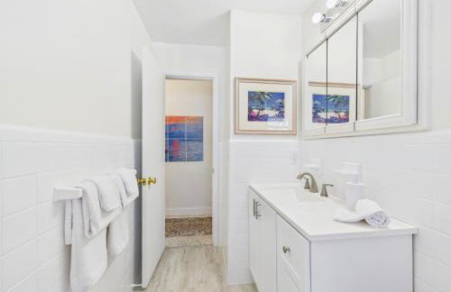 Pet-Friendly 3BR Coastal Retreat Walk to Beach - Foto 13