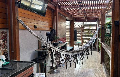 Chalé com PISCINA Privativa, com 2 QUARTOS, ESTACIONAMENTO em Condomínio com PORTARIA 24h, Sauna, Quadras, 3 PISCINAS no condomínio, Pesca e Parquinho Infantil - SmarTV na sala de estar, TV na área CHURRASQUEIRA, Wi-Fi e Cozinha Completa - Foto 27