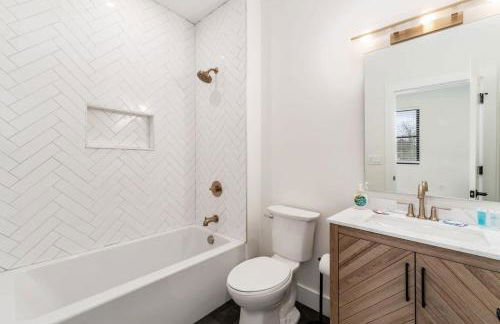 Luxury Escape 4BR 3 bath Oasis in Historic Old Town - Foto 36