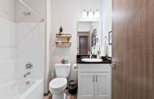 Full ADA Unit - 2 Bed 2 Bath Unit Near Downtown - Foto 16