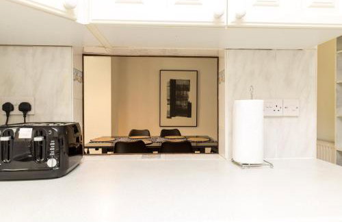 Findon House Spacious 3 bedroom, contractor, relocations friendly,10mins from GATWICK Airport, free parking, WIFI, garden, CRAWLEY - Photo 30