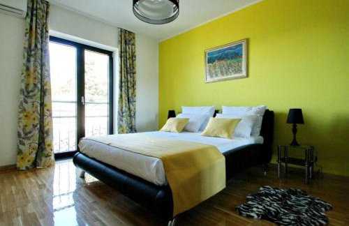 Beachfront Luxury Villa with Private Pool and Stunning Sea Views - Photo 20