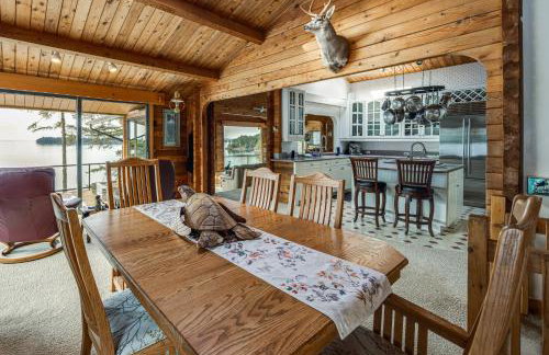 Hot Tub and Whale Watching! Scenic Sitka Escape - Foto 11