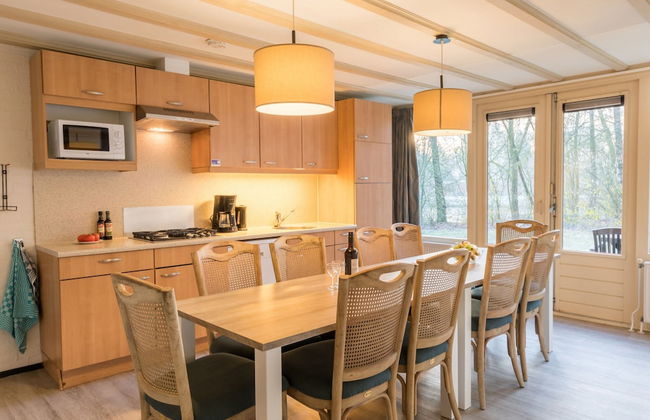 Cozy Bungalow in De Maasduinen - Photo 3