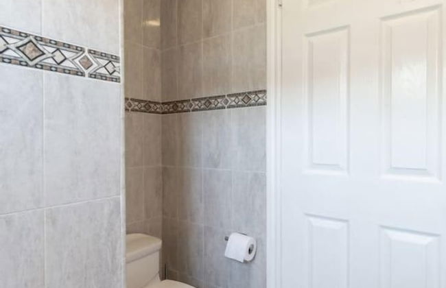 Charming Spacious Home - Modern Comforts, Prime Location - Photo 41