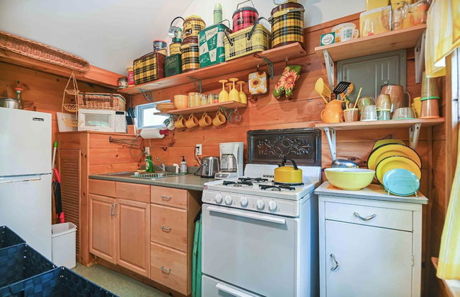 Cozy Cottage w/ Pool, BBQ and Outdoor Seating! - Photo 8