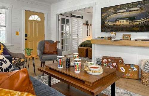 Step into School Spirit at the Golden Dome Getaway - Foto 54