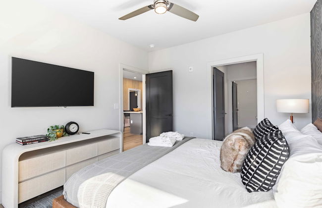 Sleeps 18 3 Modern Midtown Apartments w/ Gym + Pool Walkable to Shops & Eats - Foto 33