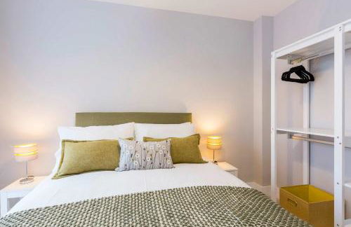 Stylish new Home With Parking - King Beds Garden - Foto 68