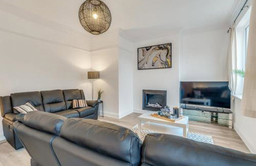 JUNGLE HOT TUB, games room, near eateries, micro brewery, pubs, beauty salons and boutique shops, Argyle, free Netflix, in the heart of Plymouth - Dogs welcome - Hosted by Absolute Accommodation Plymouth - Foto 2