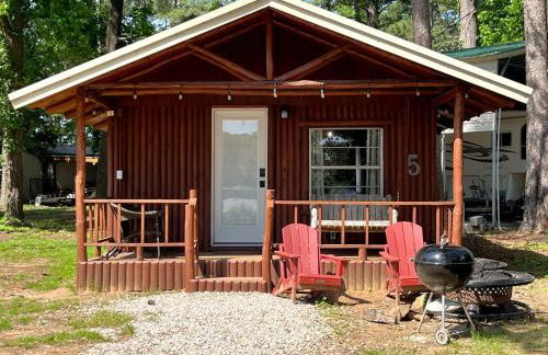 Incredible Lakefront Cabin for a Wonderful Family Adventure in Nature in Hemphill, Texas - Foto 1