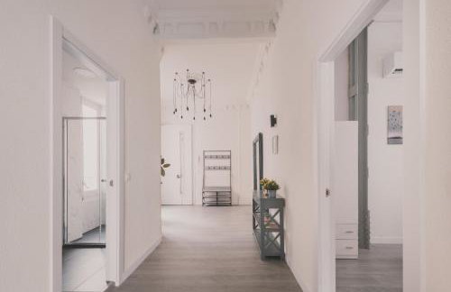 Amplio Piso de 7 habs, 4 baños sobre calle Gran Vía - Foto 10