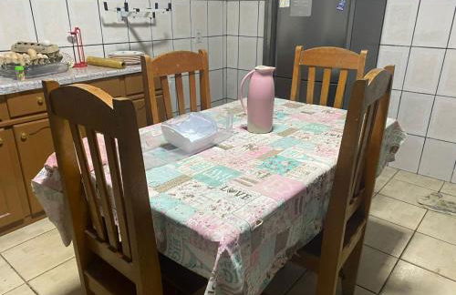 Casa Bem Aconchegante com 02 Quartos 03 camas - Foto 4