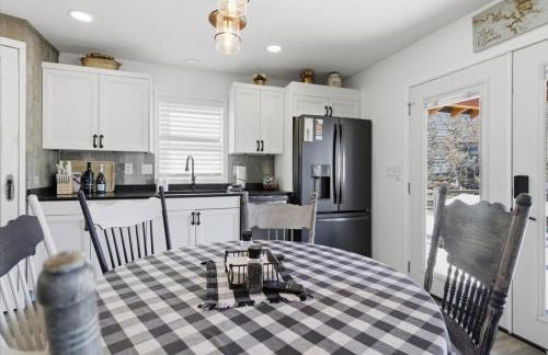 Lakefront w/ Private Dock, 2 Slips, Swim Mat, Firepit, & Covered Patio 44mm - Foto 14