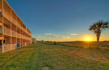 Oceanfront Condo w/ Private Balcony Pool + Tennis Bubbly Blew by Avantstay - Foto 64