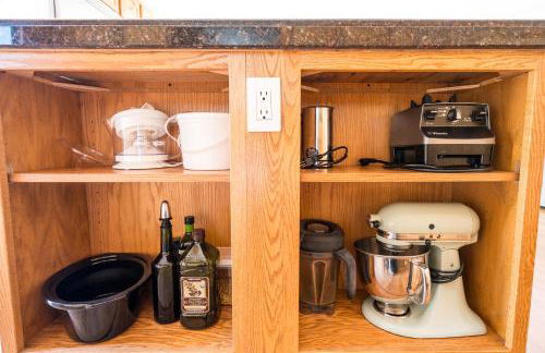 Serene Vineyard Chateau with Pool, Hot Tub, BBQ - Foto 29