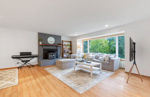 Charming and Spacious House with Relaxing Huge Deck - Foto 5