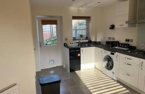 Great Ambience 3-Bedroom for Groups & Contractors - Photo 7