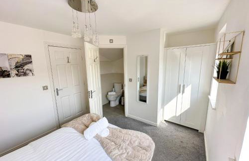 Luxury 4 Bed House - Free Parking - Contractors - Relocators - Foto 21