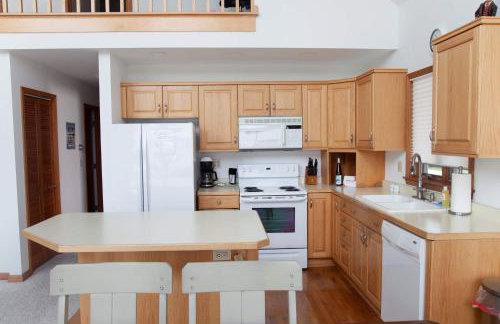 Katies Cottage Lakefront Stay with Hot Tub and Kayaks - Foto 13