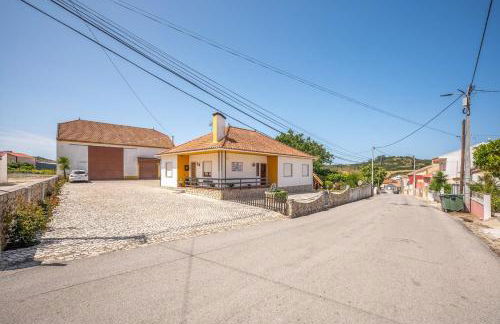 Eclectic oasis with poolside charm in Arranhó - Foto 27