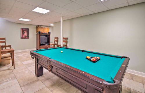 Deck with Fireplace Pet-Friendly Lake Lure Retreat - Foto 25