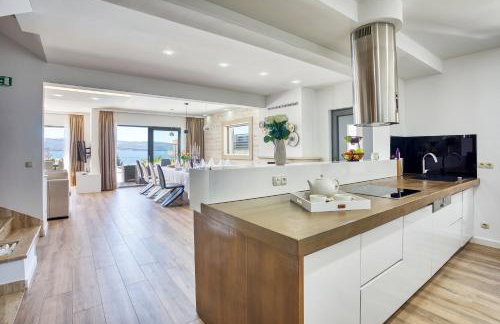 LUXURY VILLA PARADISE 120m from sandy beach, heated pool, billiard, max 12 pax - Foto 14