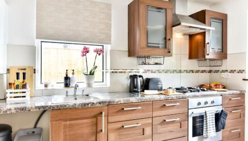 King Room with a shared Kitchen and bathroom in a 5-Bedroom House at Hanwell - Foto 5