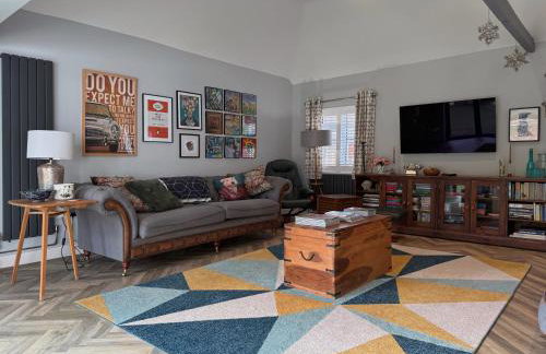 Historic Hampshire Cottage with Private Putting Green - Photo 7