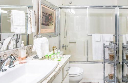 Glamorous Regal Design Home with Private Patio and Garage - Foto 35