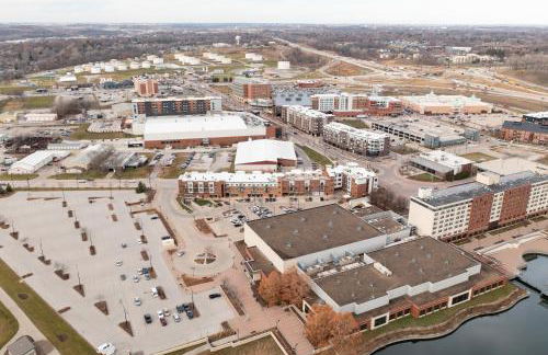Iowa River Landing steps to Xtream Arena & Coralville Convention Center - Foto 43