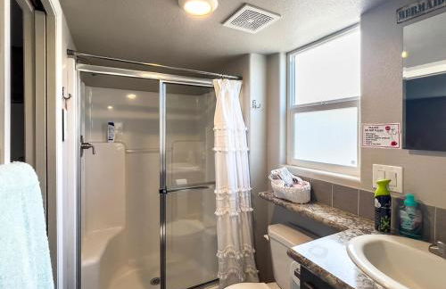 Siren's Adventure Riverfront Cottage! - Foto 47