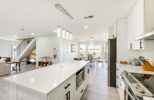 Remodeled Farmhouse on 18 Acres 8 Mi to Elgin! - Foto 8