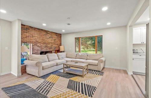 Riverside Retreat - Renovated Home on 15 Acres! - Foto 30