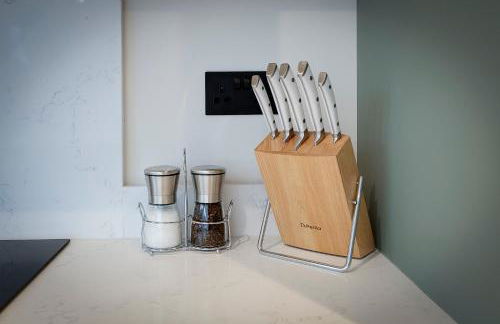 Spacious 5BR Home Near New Forest & Coast - Parking - Sleeps 10 - Photo 43