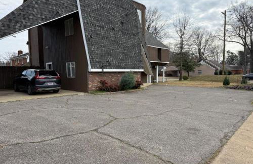 Stylish Remodeled 23 Large beds Near Elvis Presley - Foto 40